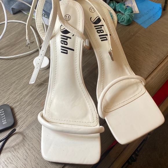 White dress heels - Picture 1 of 3